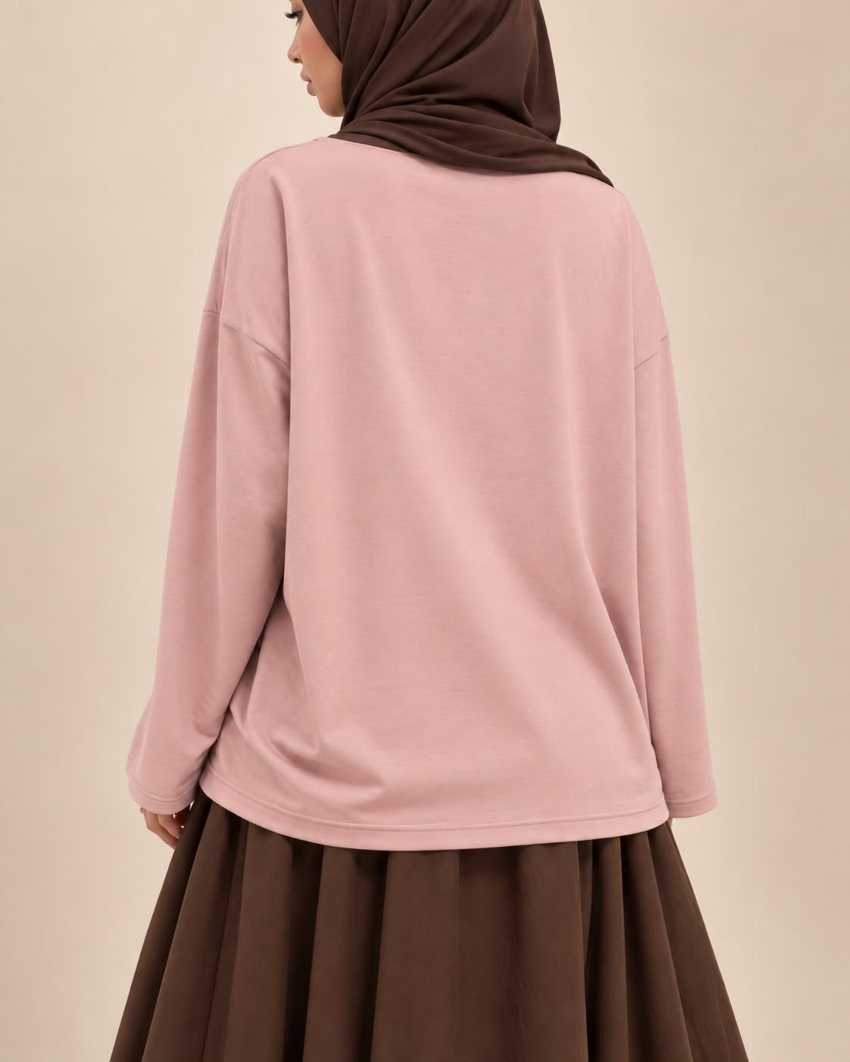 Détail de la coupe oversize et de l'ourlet droit du haut rose poudré – Kiswa Collection