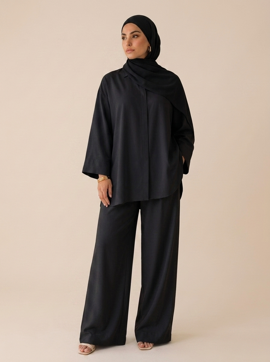 Ensemble Layana 2 pièces noir porté par une mannequin voilée — Kiswa Collection