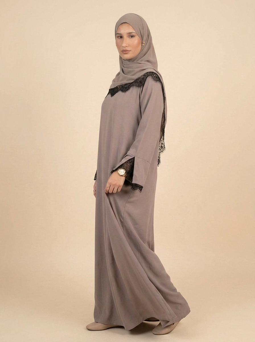 Abaya Royale taupe, vue de profil, drapé fluide — Kiswa Collection