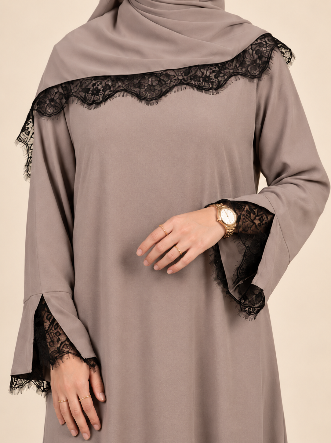 Royale – Abaya fluide à dentelle contrastée