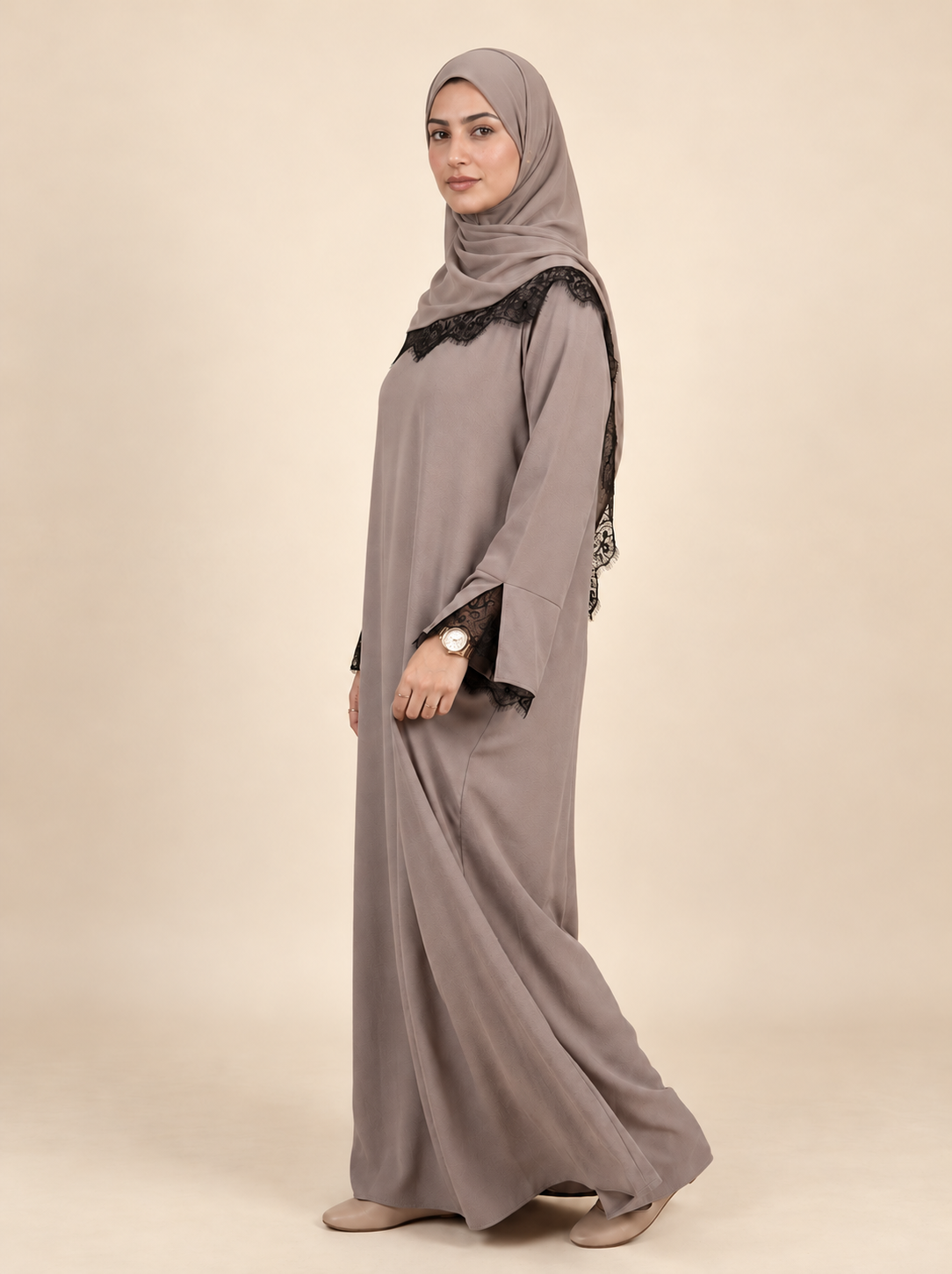 Royale – Abaya fluide à dentelle contrastée