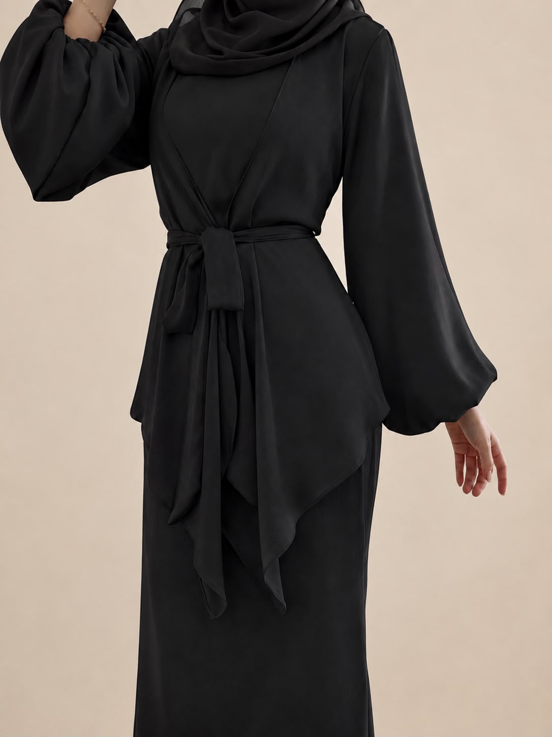 Abaya Signature portée – mode modeste – Kiswa Collection