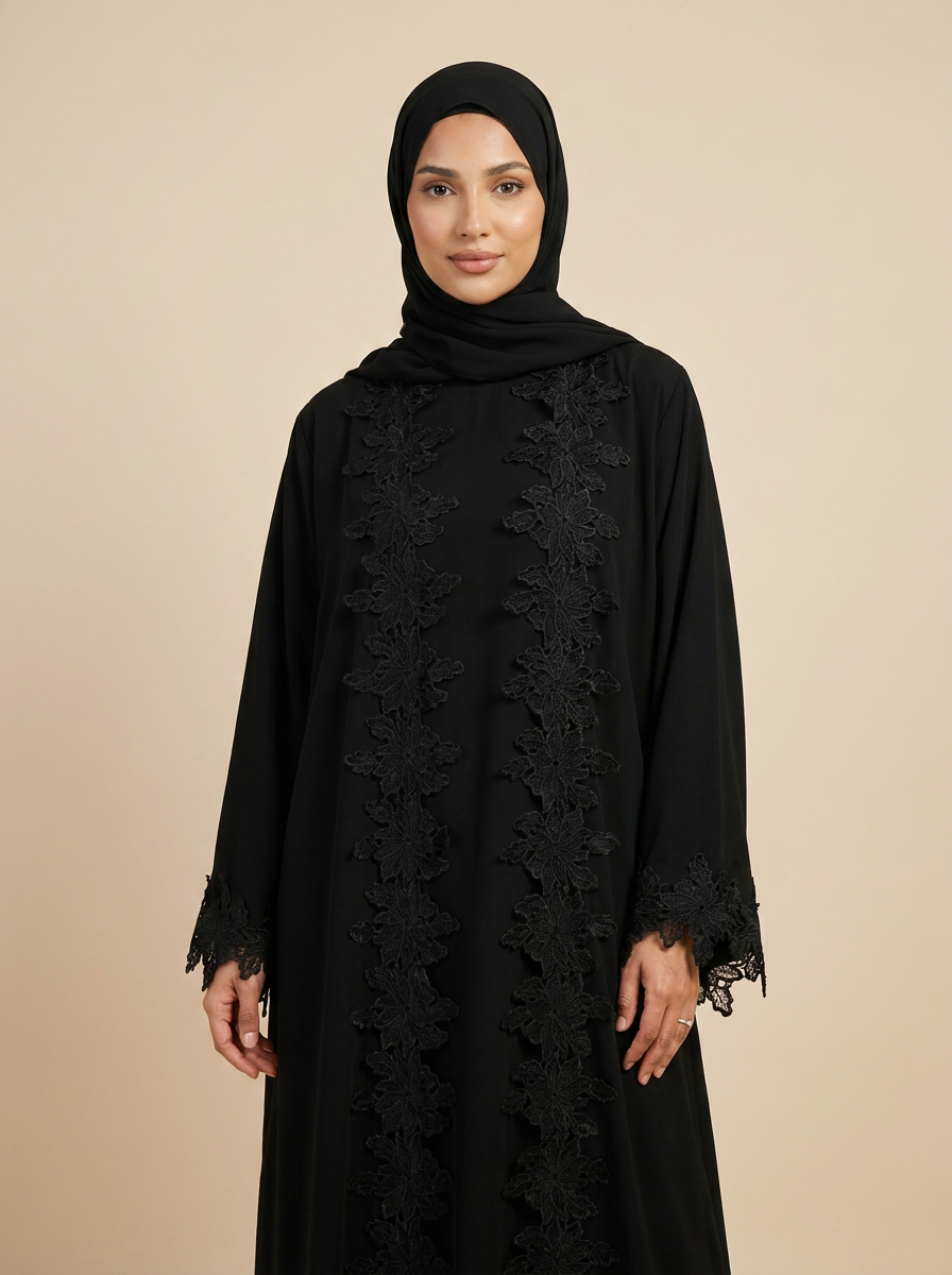 Abaya Prestige noire en dentelle florale, portée – mode modeste – Kiswa Collection