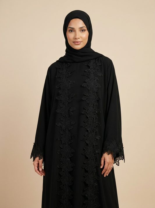 Abaya Prestige noire en dentelle florale, portée – mode modeste – Kiswa Collection