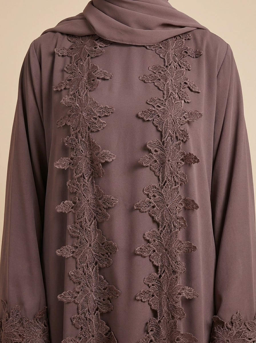 Abaya Prestige taupe prune, dentelle florale – Kiswa Collection