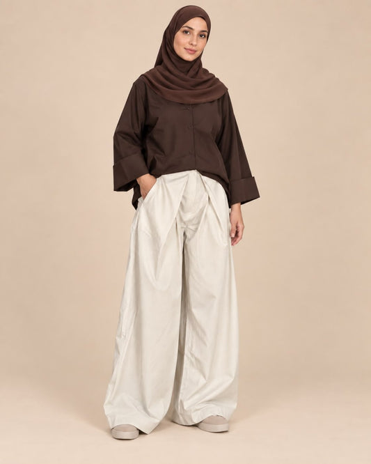 Chemise oversize marron à manches larges et revers, portée avec un pantalon large beige – Kiswa Collection