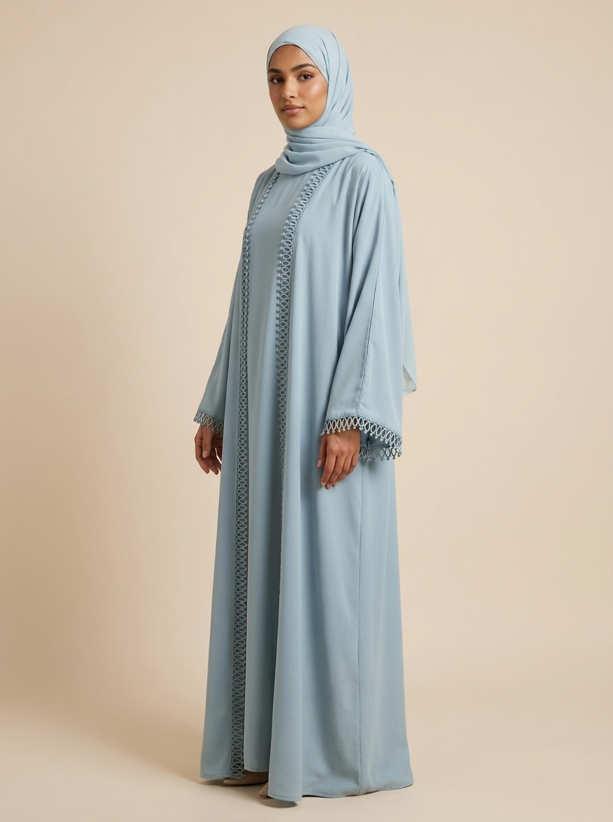 Abaya Élégance bleu glacier, vue de profil – Kiswa Collection