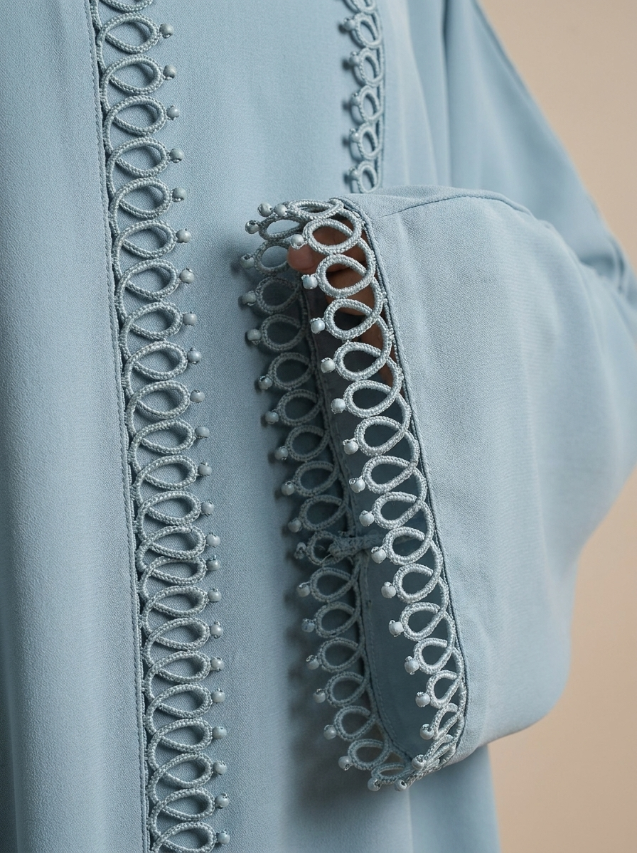 Abaya Élégance bleu glacier, gros plan – Kiswa Collection