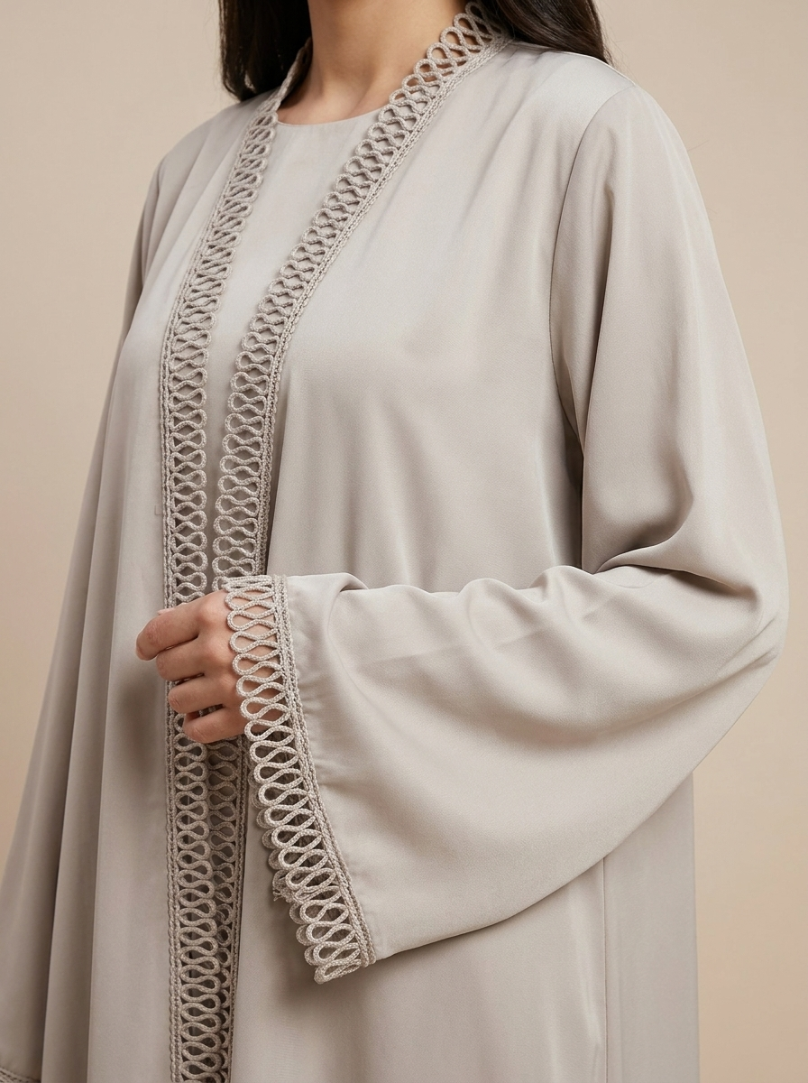 Abaya Élégance gris taupe, gros plan sur la dentelle – Kiswa Collection