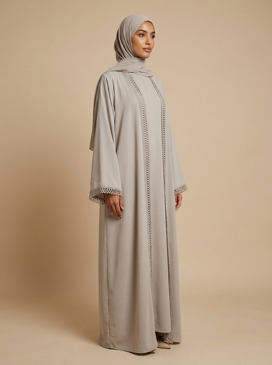 Abaya Élégance gris taupe, vue de profil – Kiswa Collection
