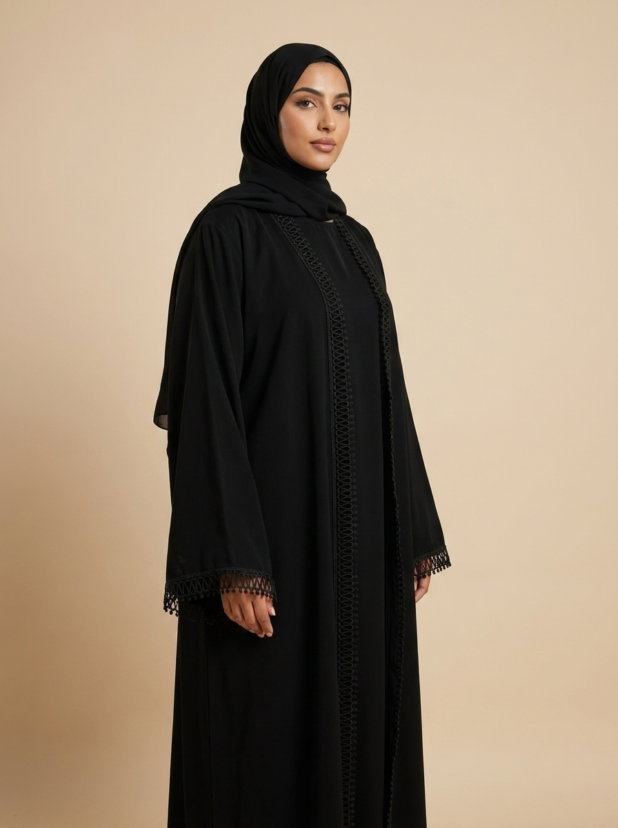 Abaya Élégance noire, vue de profil – Kiswa Collection