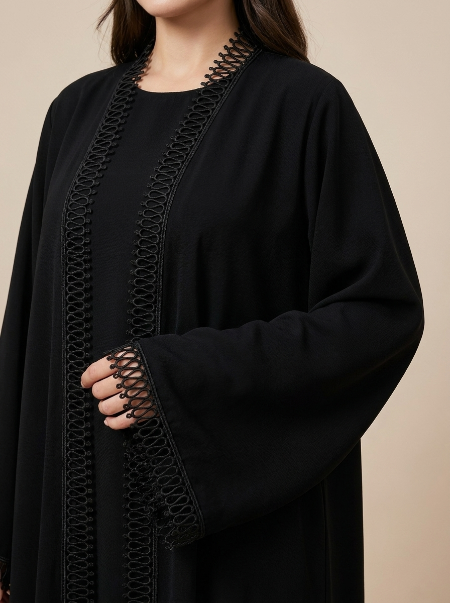 Abaya Élégance noire, gros plan sur la dentelle – Kiswa Collection