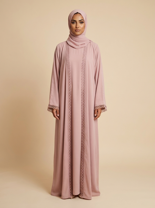 Abaya Élégance rose poudré en dentelle – mode modeste – Kiswa Collection