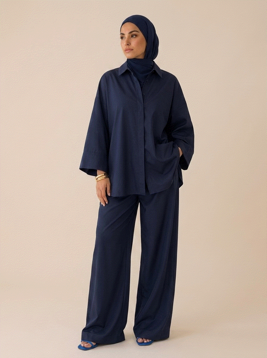 Ensemble chemise pantalon femme Layana bleu marine porté avec un voile