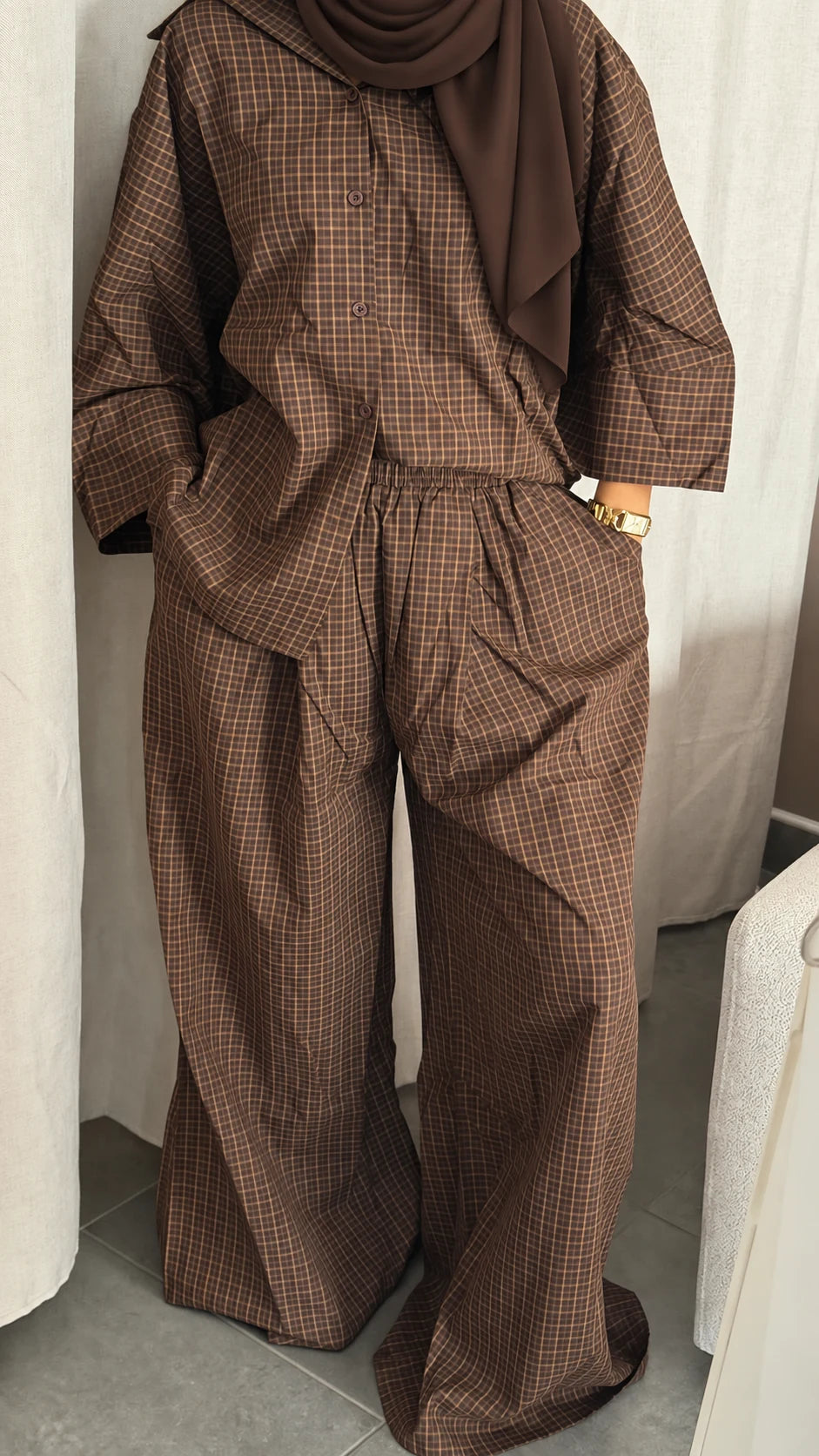 Ensemble Kenza marron à petits carreaux : détail du haut boutonné et du pantalon large, porté avec un voile marron.