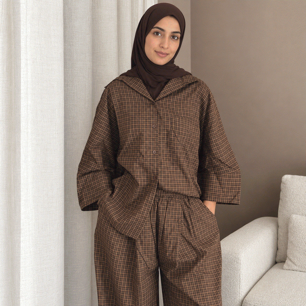 Ensemble pantalon femme Kenza marron à petits carreaux, vue rapprochée du col, de la poche et des manches