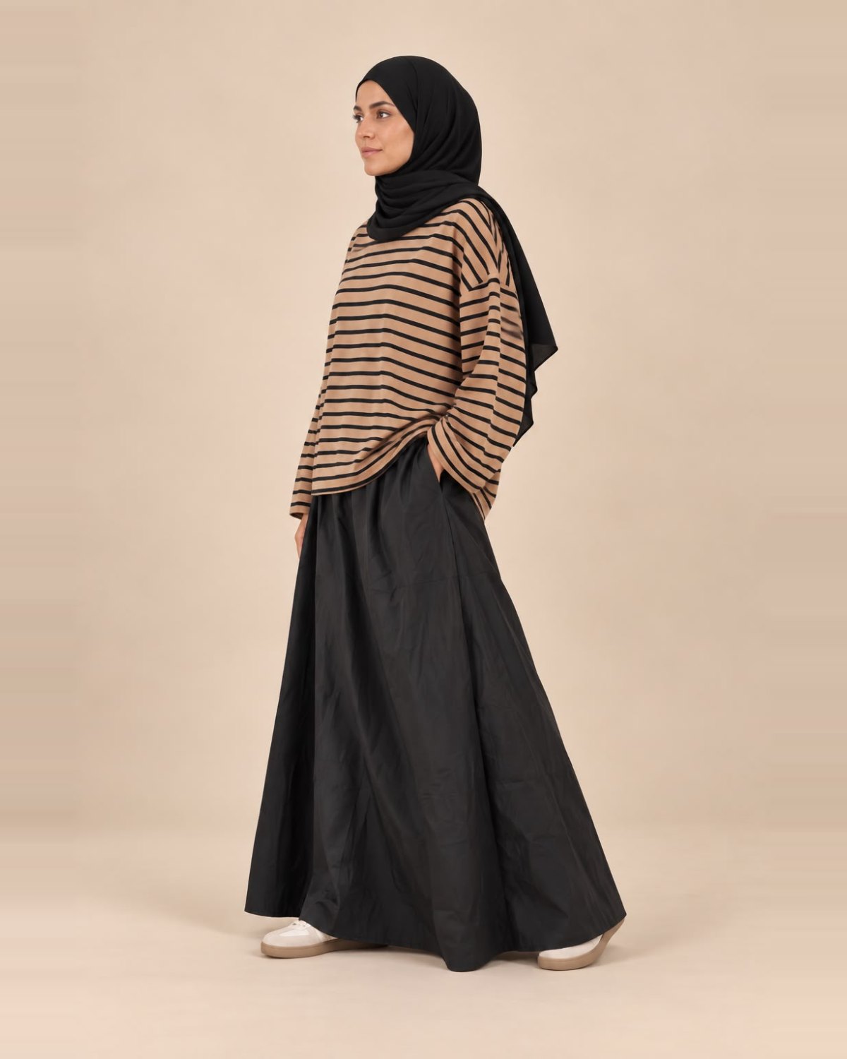 Haut ample à rayures camel et noir, vue de profil – Kiswa Collection