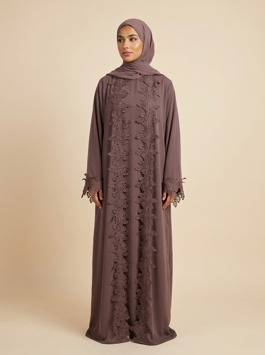 Abaya Prestige, gros plan sur la dentelle florale – Kiswa Collection