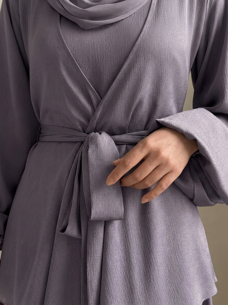 Abaya Signature, vue de face – mode modeste – Kiswa Collection