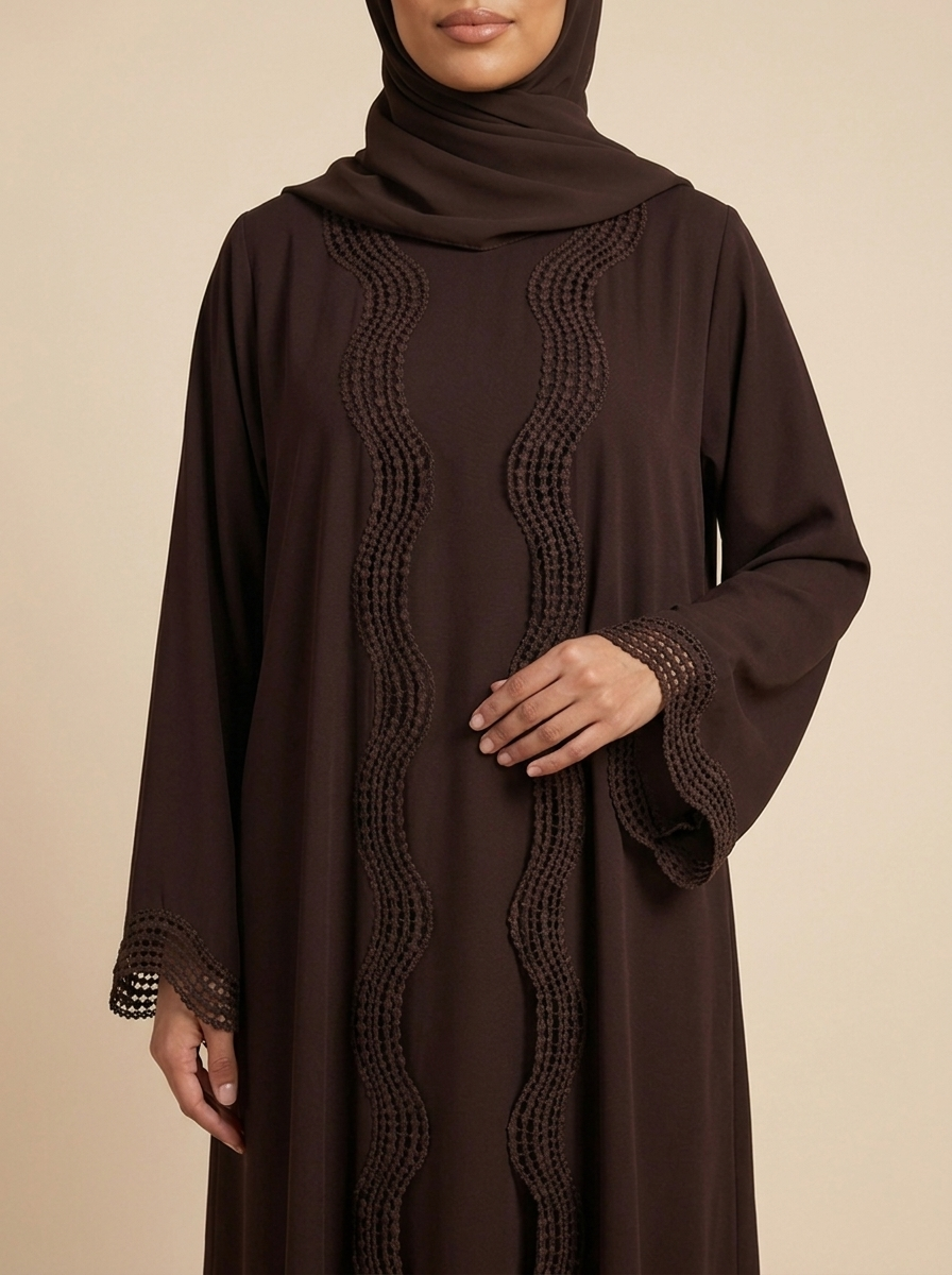 Abaya Sofia café intense marron 2 pièces — kimono ouvert bordé de dentelle sur robe intérieure — Kiswa Collection