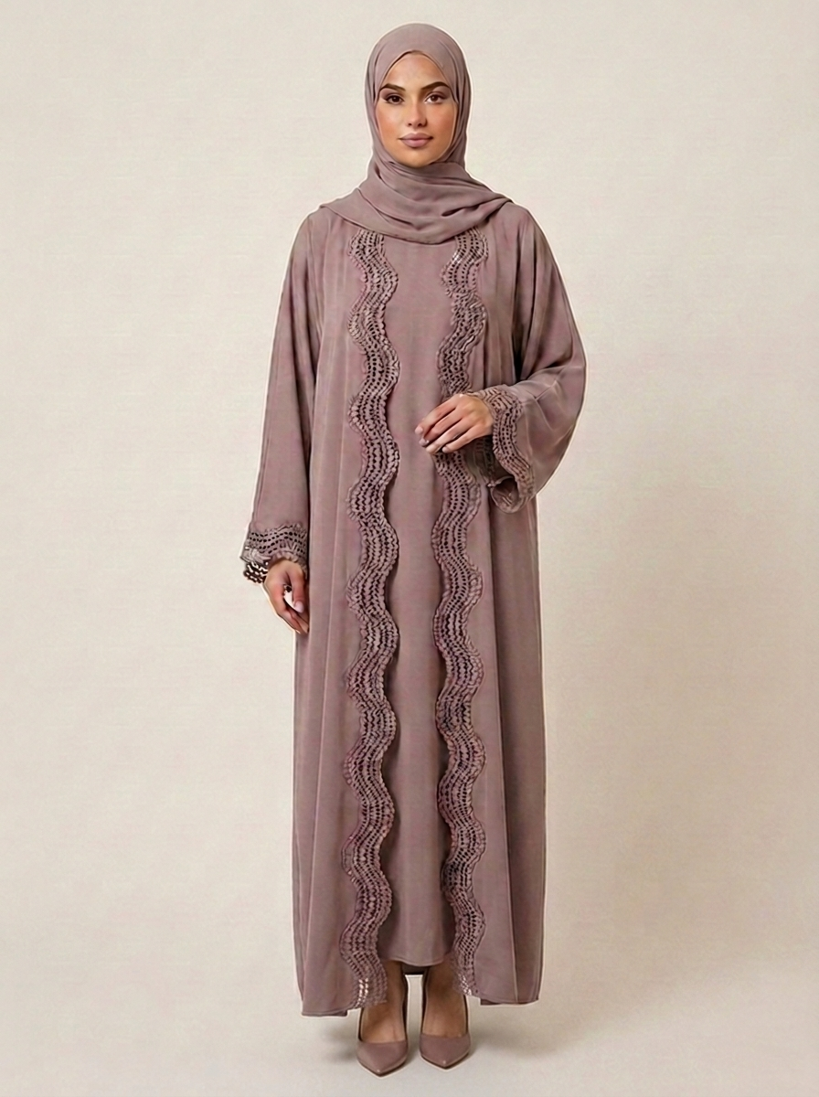 Abaya Sofia mauve 2 pièces — kimono ouvert bordé de dentelle sur robe intérieure, mannequin voilée — Kiswa Collection
