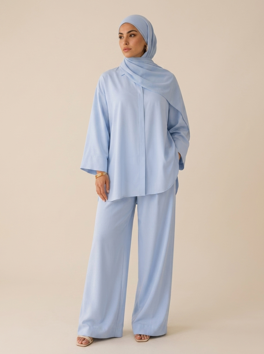 Ensemble Layana 2 pièces bleu ciel porté par une mannequin voilée — Kiswa Collection