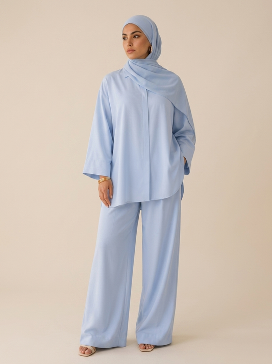 Ensemble Layana 2 pièces bleu ciel porté par une mannequin voilée — Kiswa Collection