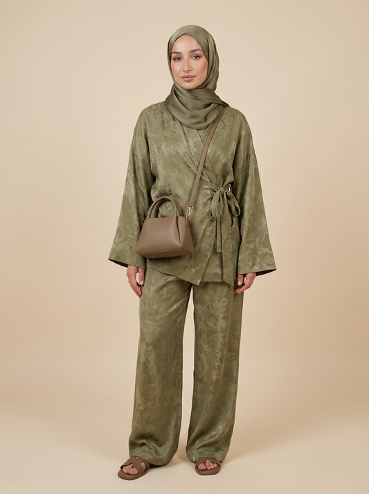 Ensemble Layana Croisé beige sable porté par une mannequin voilée — Kiswa Collection
