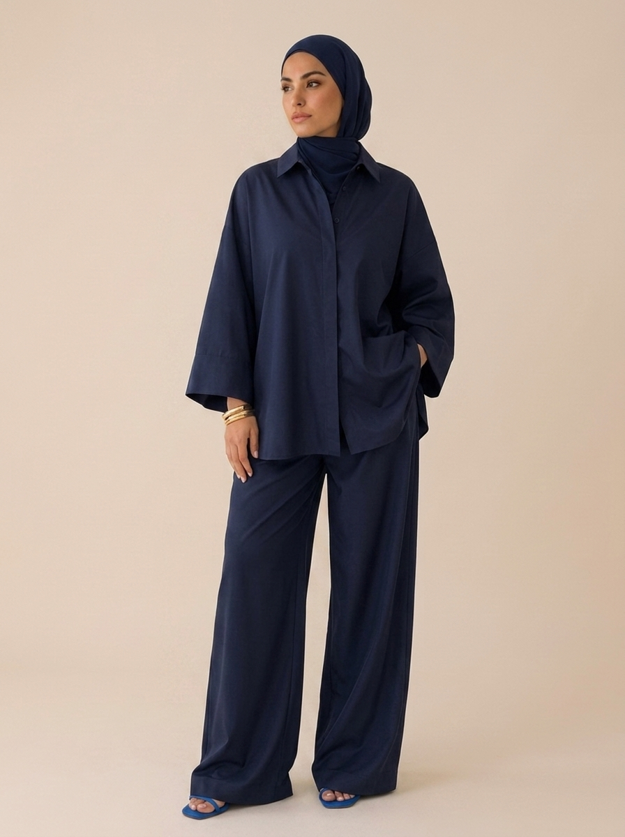 Ensemble Layana 2 pièces bleu marine porté par une mannequin voilée — Kiswa Collection