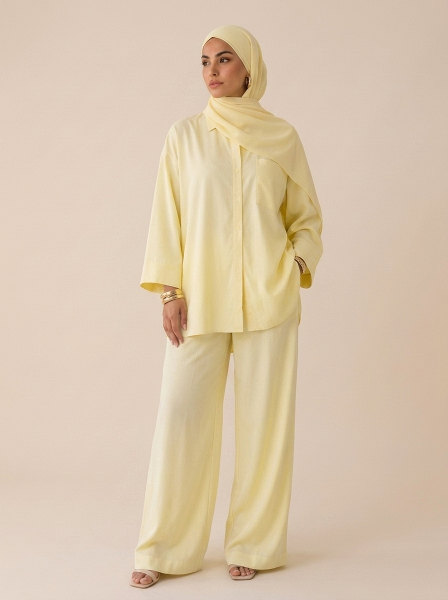 Ensemble Layana 2 pièces jaune vanille porté par une mannequin voilée — Kiswa Collection