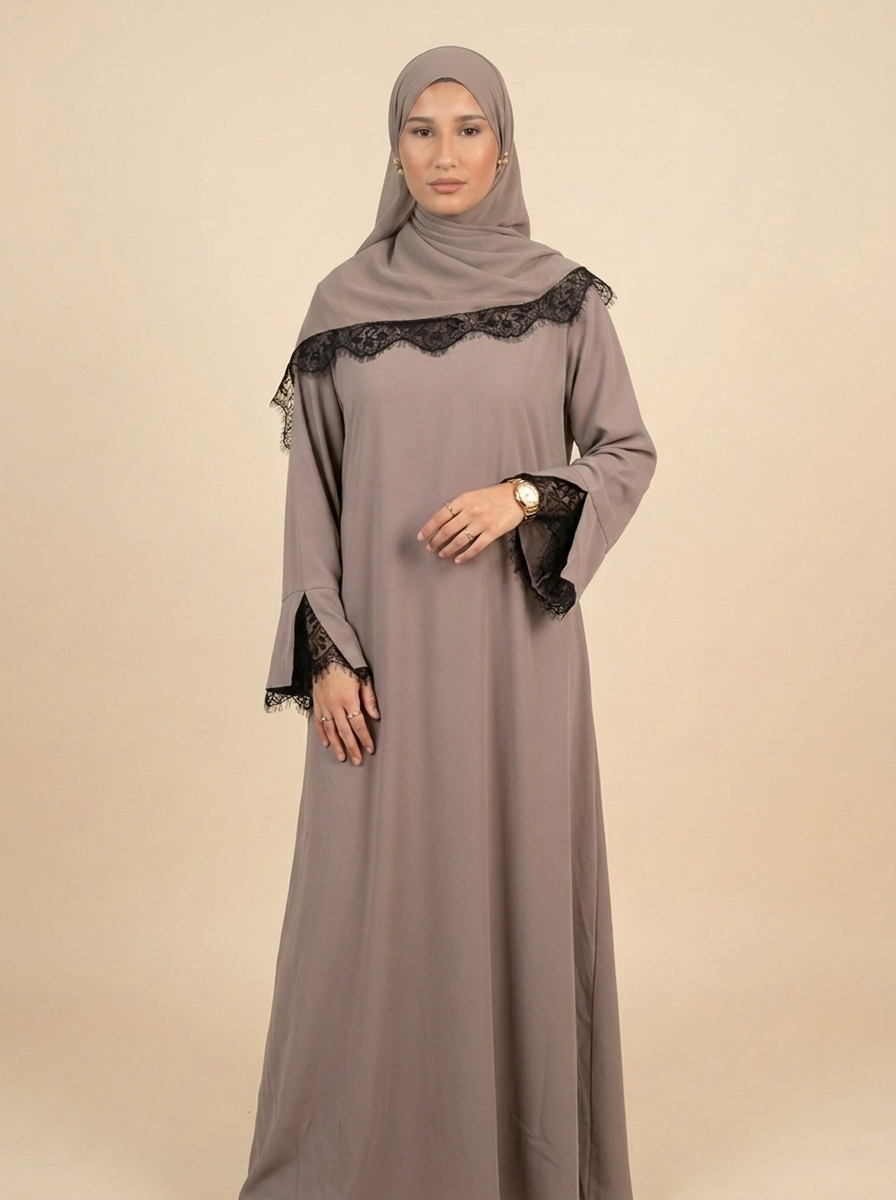 Abaya Royale taupe, vue de face, mannequin voilée — Kiswa Collection