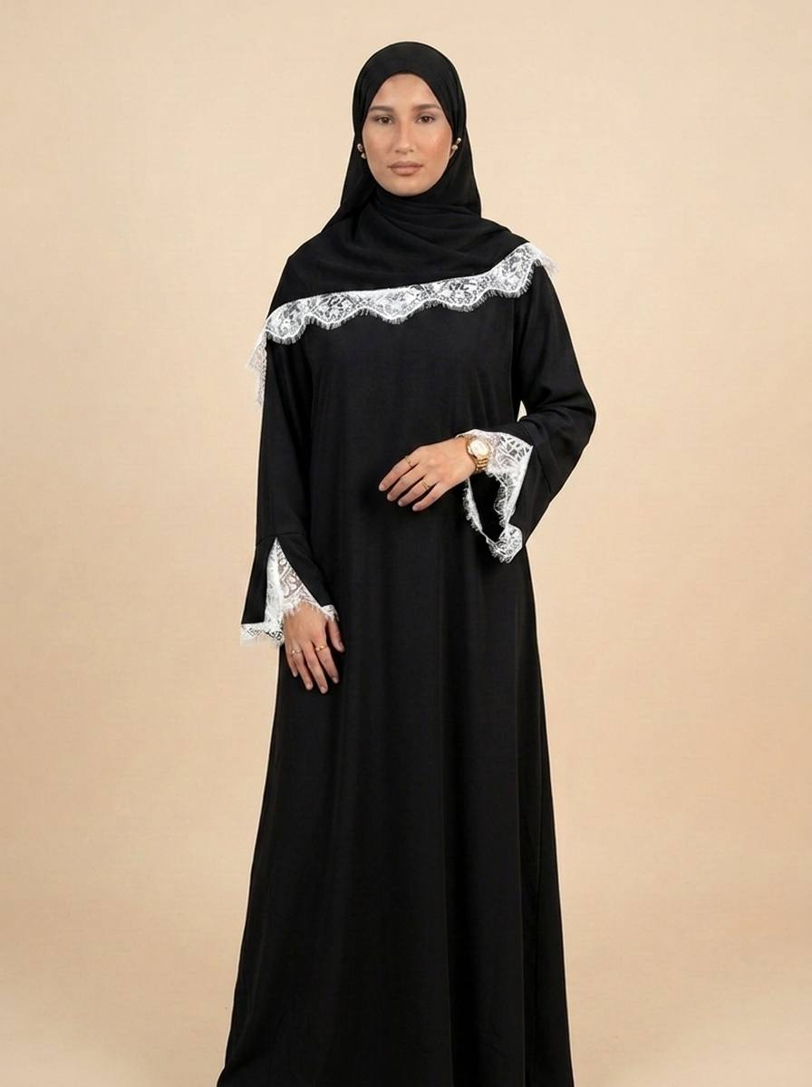 Abaya Royale noir intense à dentelle blanche, mannequin voilée — Kiswa Collection