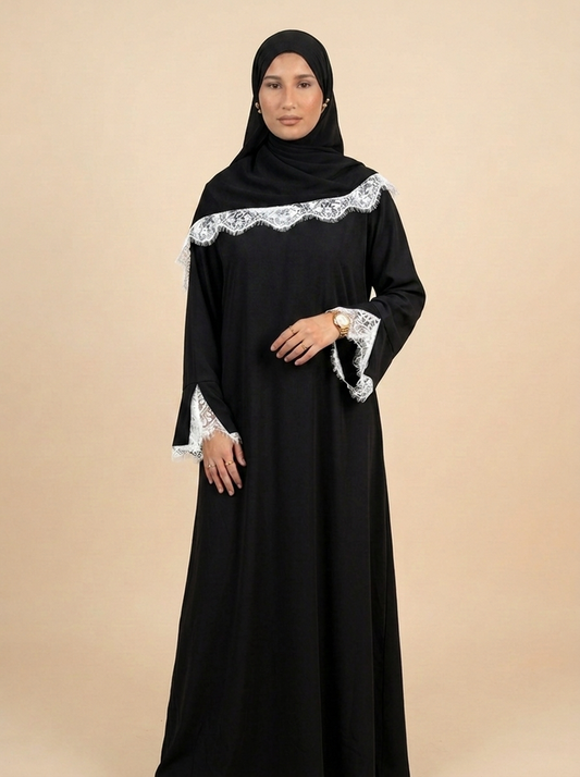 Abaya Royale noir intense à dentelle blanche, mannequin voilée — Kiswa Collection