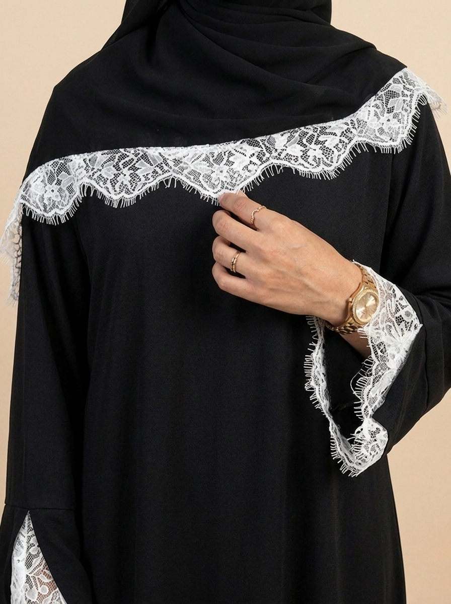 Abaya Royale noire, gros plan sur la dentelle blanche — Kiswa Collection