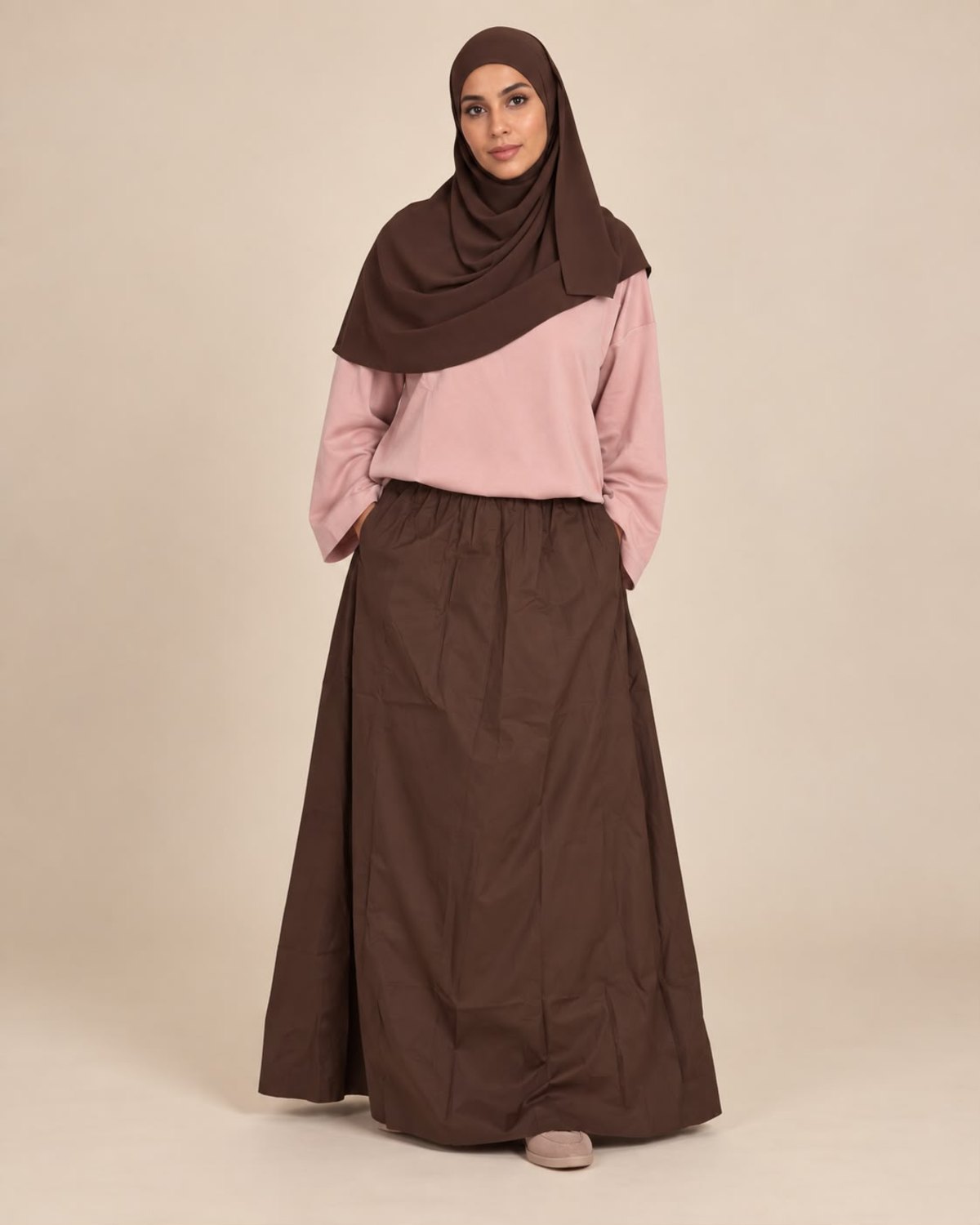 Jupe longue en coton doublée marron, coupe évasée, vue de face – Kiswa Collection