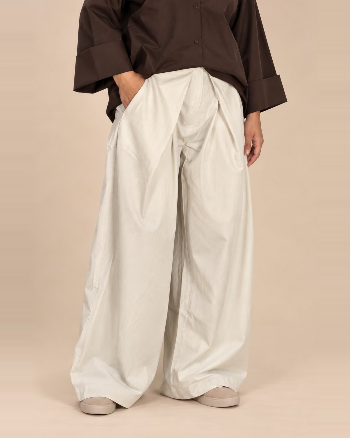 Pantalon large beige, coupe ample et plis sur le devant – Kiswa Collection