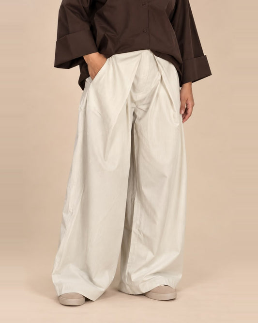 Pantalon large beige, coupe ample et plis sur le devant – Kiswa Collection