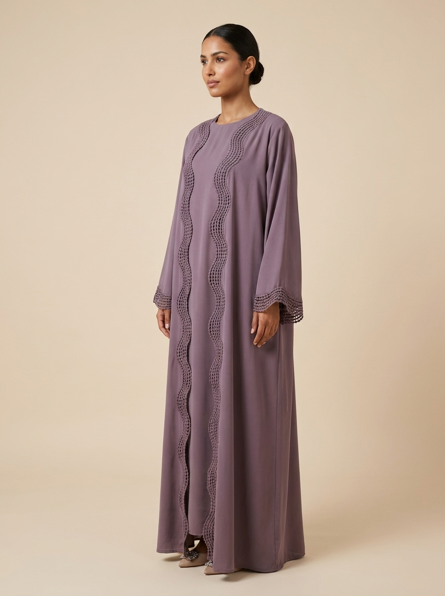 Abaya Sofia mauve, vue de profil – Kiswa Collection