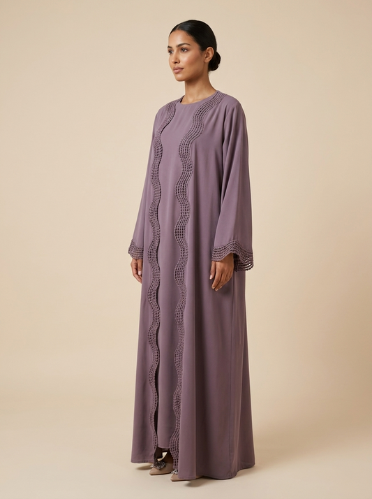 Abaya Sofia mauve, vue de profil – Kiswa Collection